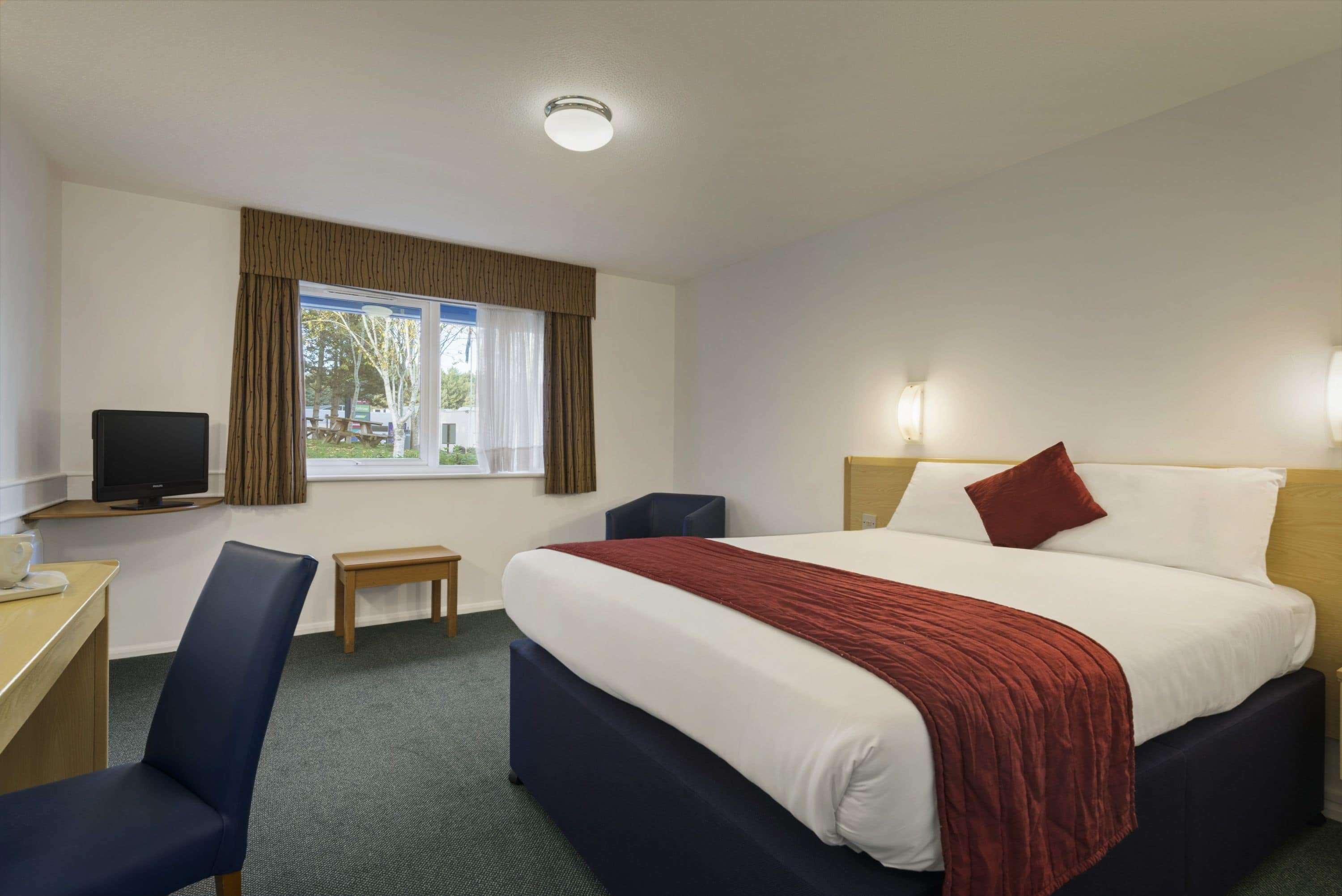 Days Inn Hotel Fleet Exterior photo