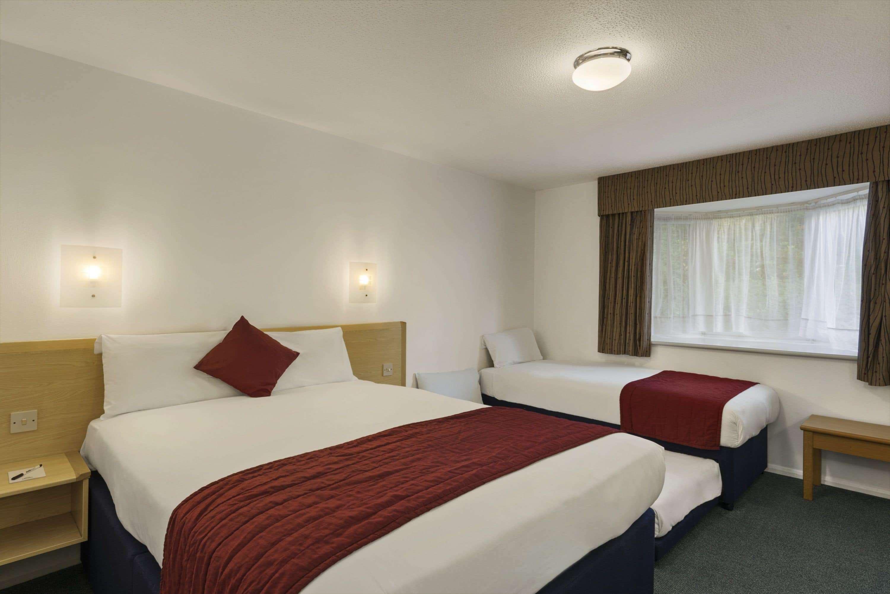 Days Inn Hotel Fleet Exterior photo