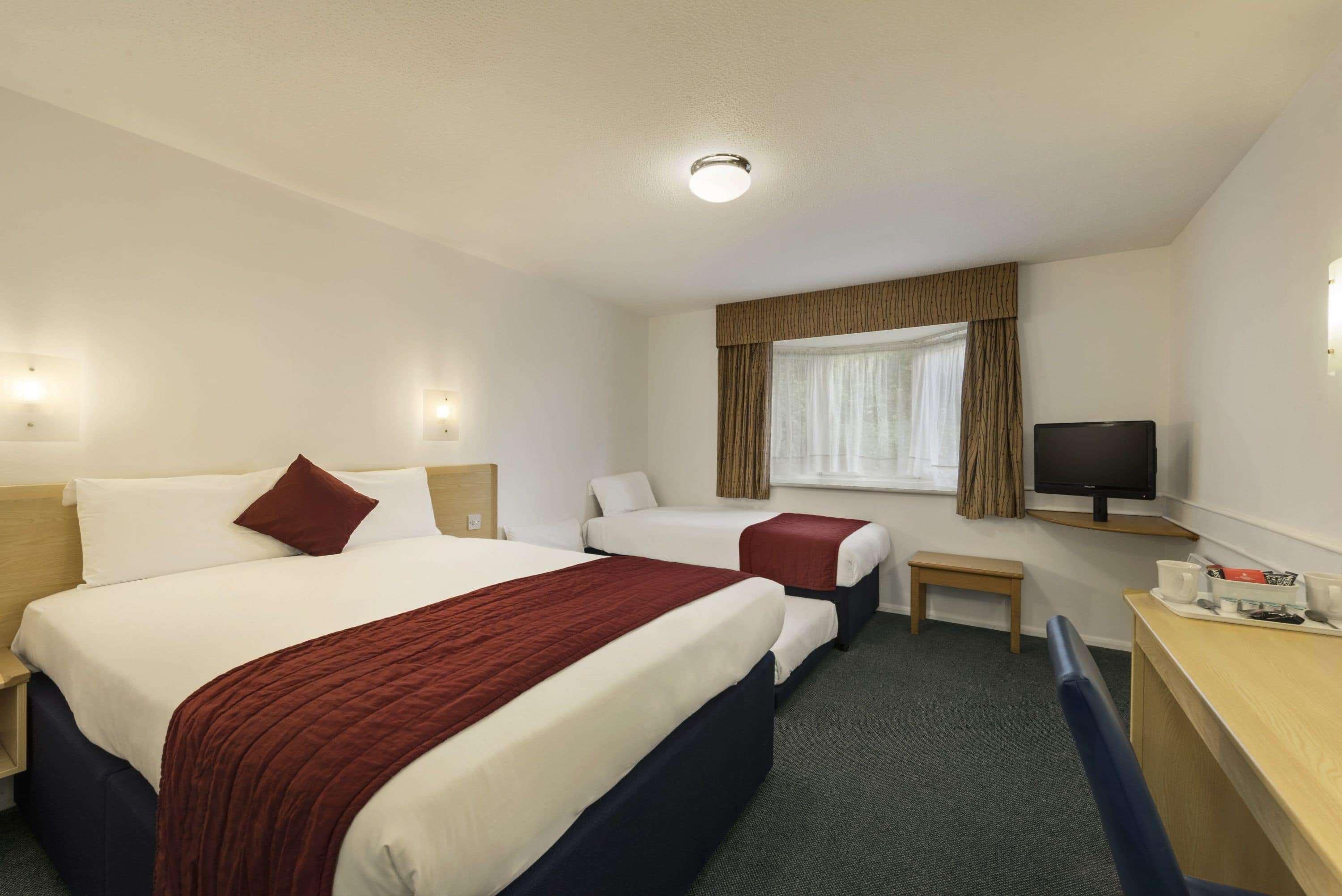 Days Inn Hotel Fleet Exterior photo